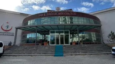 Düzce’de motosiklet kaldırıma çarptı: 2 yaralı