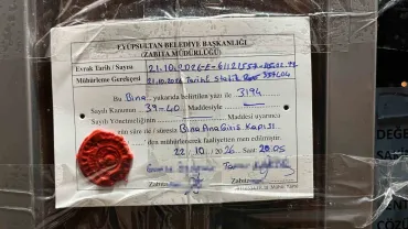 Vicdanları sızlatan anlar kamerada: Yemek yiyen kediye taşla vurdu